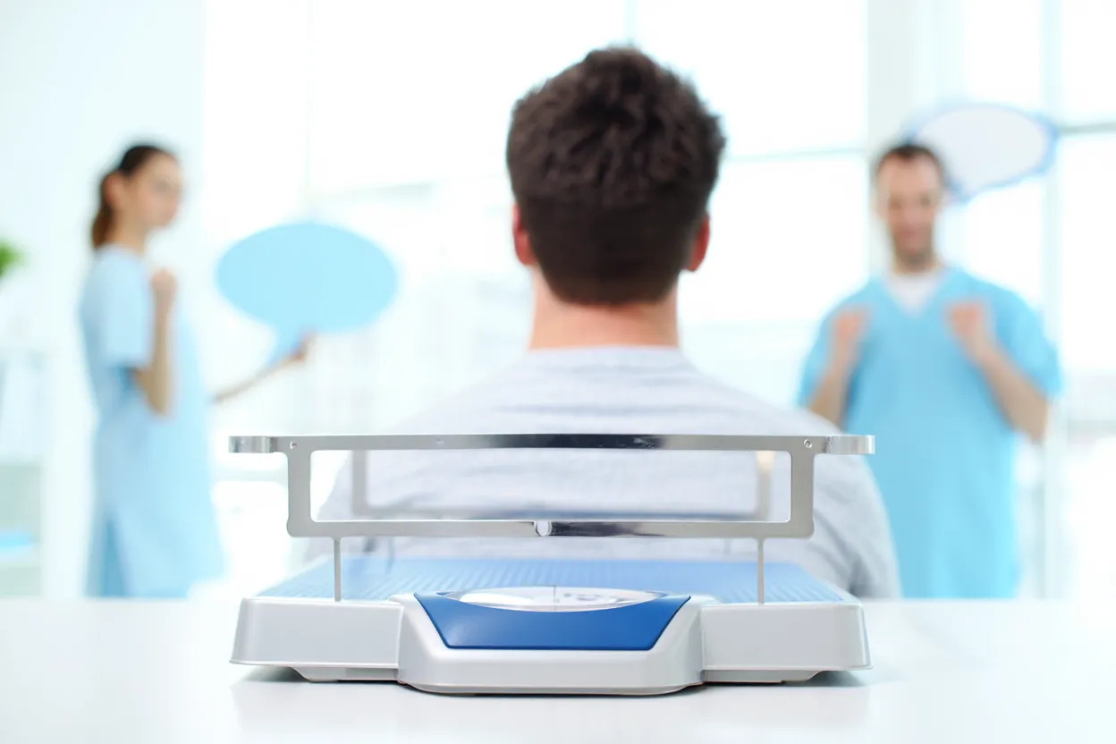 Illustration conceptuelle du jugement social envers les patients sous traitement GLP-1 pour la perte de poids