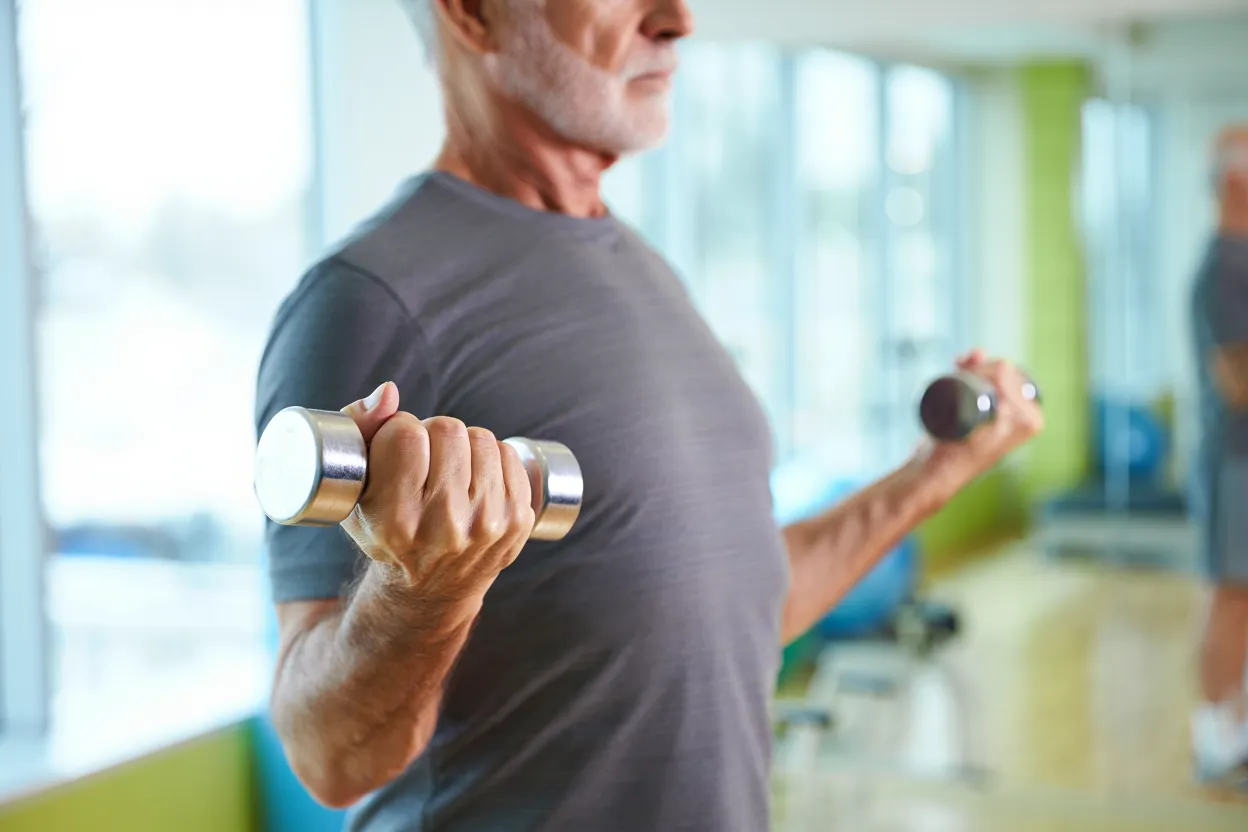 Senior pratiquant la musculation pour préserver sa masse musculaire sous traitement sémaglutide