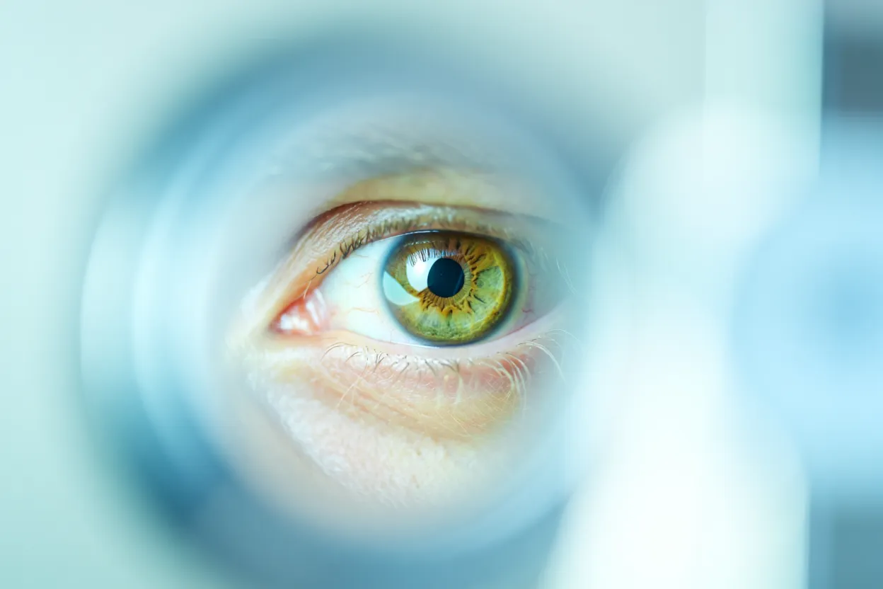 Examen ophtalmologique avec un fond d'œil éclairé — bilan oculaire et traitements GLP-1