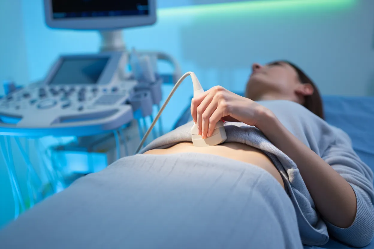 Illustration médicale d'un FibroScan posé sur l'abdomen d'un patient pour mesurer la santé du foie